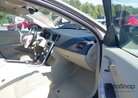 2016 Volvo S60 T5 Drive-E Premier z USA, uszkodzony, nr VIN YV126MFK3G2392066